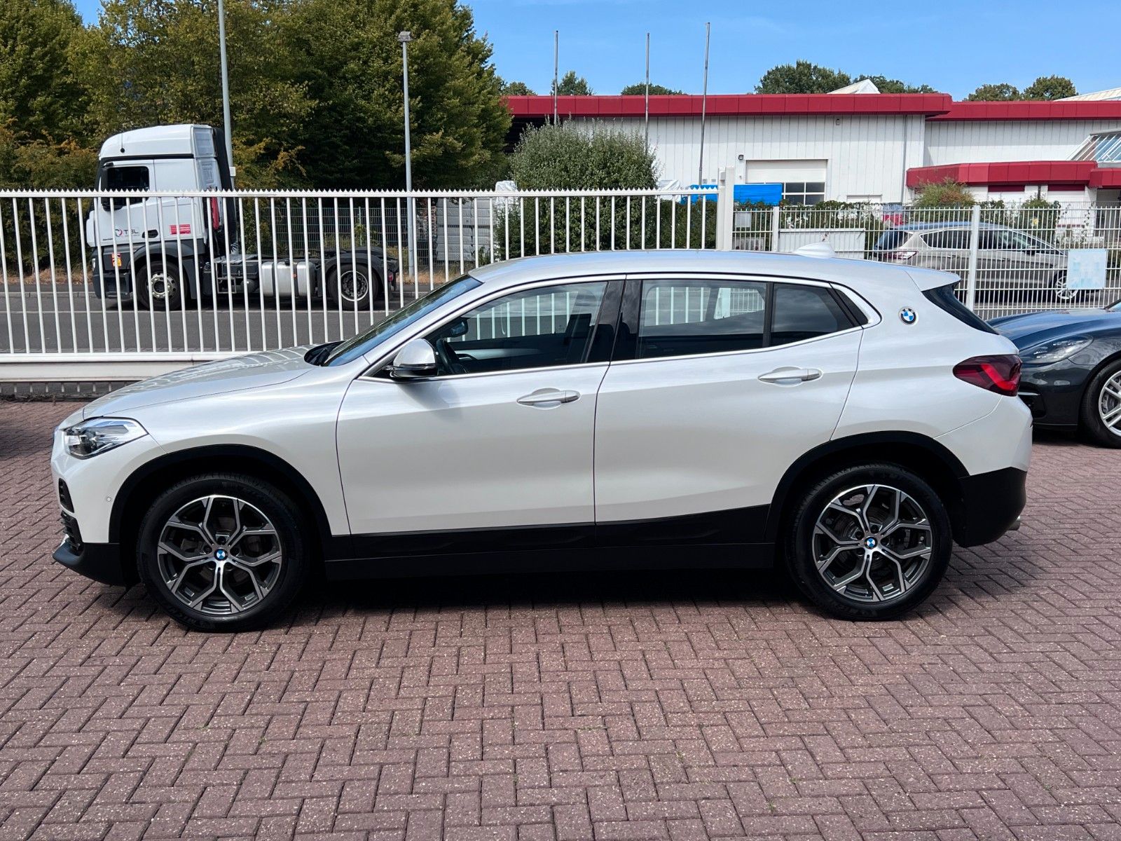 pirkite Lietuvoje BMW X2 sDrive18i Automatik Navi LED Cam 1.Hand | nuotrauka №2 | Unis.lt