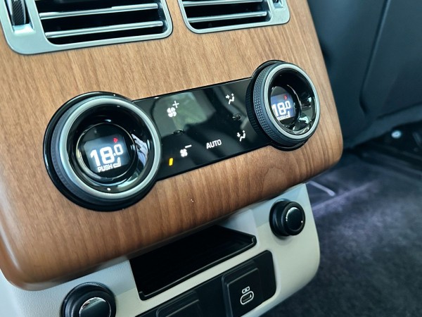 Buy Land Rover Range Rover Vogue Plug-in*AWD*FULL OPTIONS*1Hand Lithuania | img №25 | Unis.lt