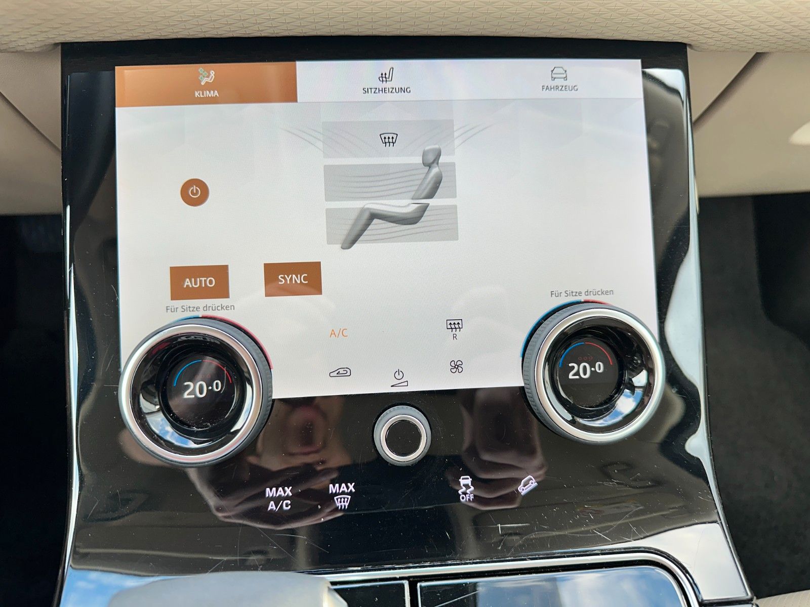 pirkite Lietuvoje Land Rover Range Rover Velar P400e AWD Plug-in Led Cam | nuotrauka №23 | Unis.lt