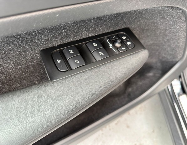 Buy Volvo XC40 Plug-in*Kamera*Klima*Einparkhilfe*1.Hand Lithuania | img №7 | Unis.lt