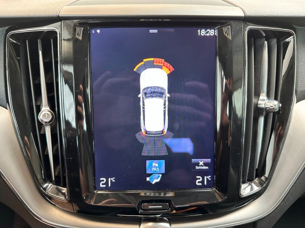 Купить Volvo XC 60 Hybrid 48V*Leder*Kamera*Scheckheft*1.Hand в Литве | фото №19 | Unis.lt