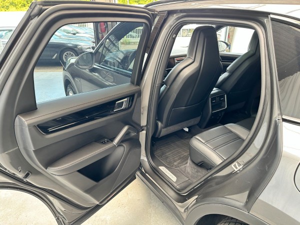 Купить Porsche Cayenne E-Hybrid Head Up*Panorama*Leder*1.Hand в Литве | фото №25 | Unis.lt