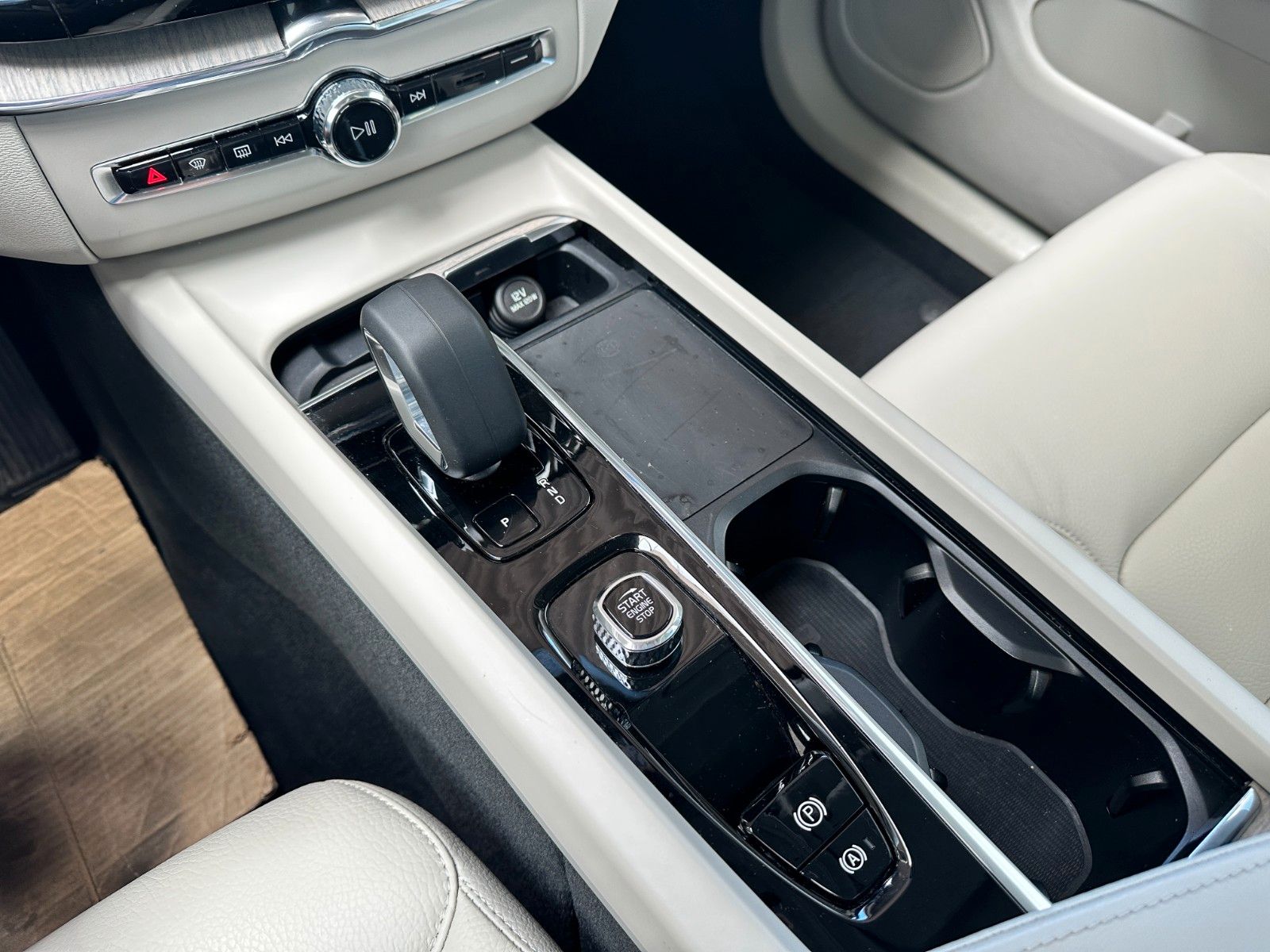 pirkite Lietuvoje Volvo XC60 T6 Plug-In AWD Panoramadach Led Navi | nuotrauka №15 | Unis.lt