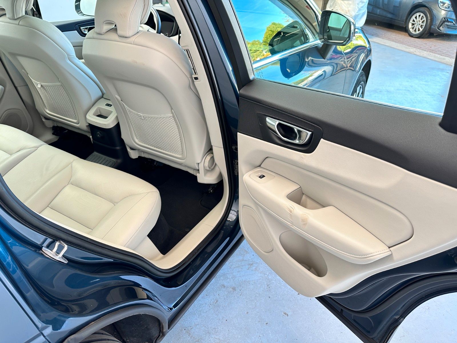 pirkite Lietuvoje Volvo XC60 T6 Plug-In AWD Panoramadach Led Navi | nuotrauka №24 | Unis.lt