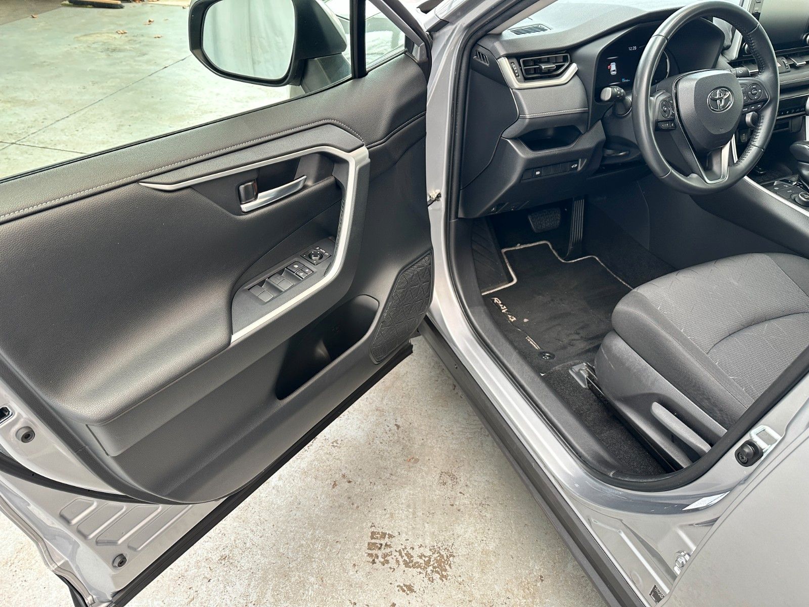 pirkite Lietuvoje Toyota RAV4 Hybrid AWD-i | Kamera Navi AHK | 1.Hand | nuotrauka №16 | Unis.lt