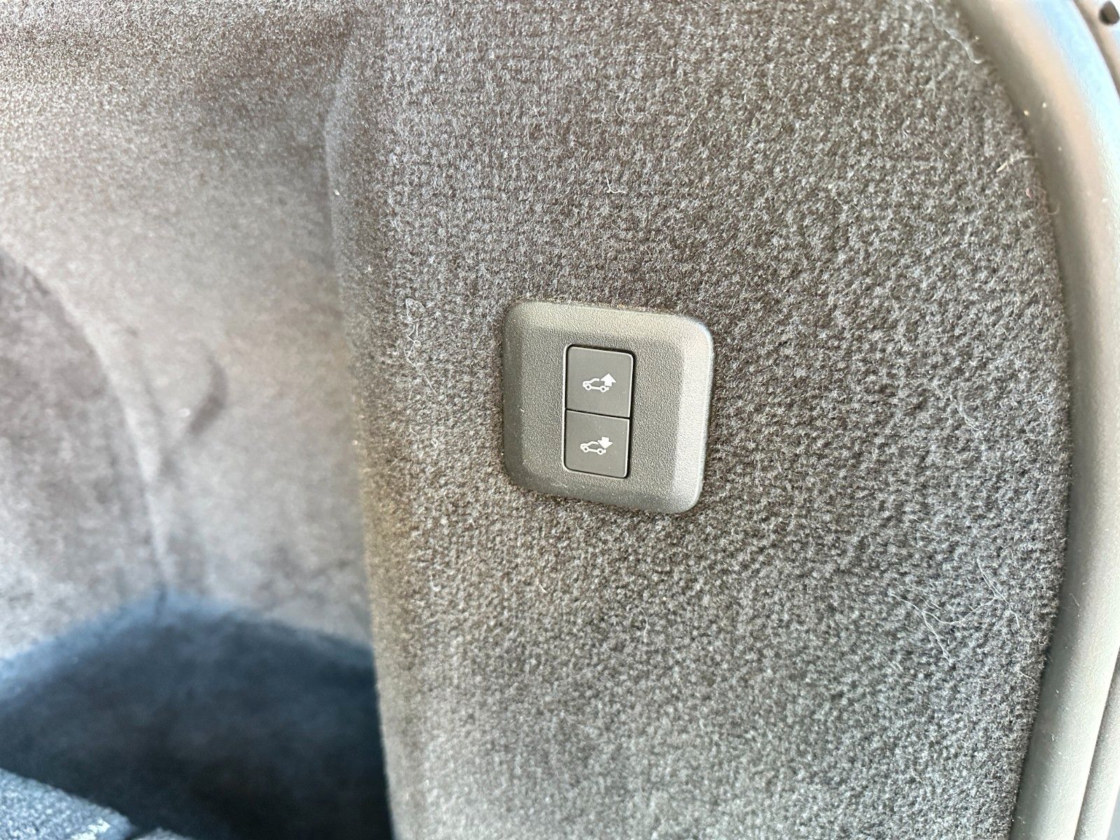pirkite Lietuvoje Land Rover Range Rover Sport p400e SE Plug-in | nuotrauka №25 | Unis.lt