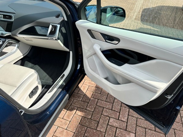Купить Jaguar I-PACE SE Black Exterior Pack Led Kam 1.Hand в Литве | фото №31 | Unis.lt
