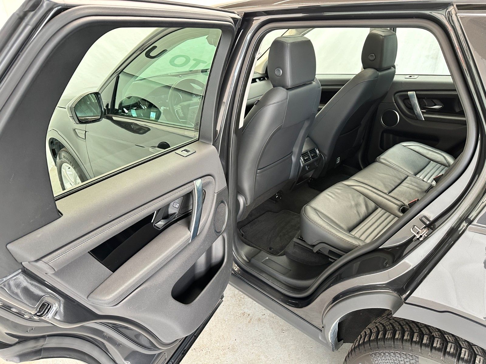 pirkite Lietuvoje Land Rover Discovery Sport R-Dynamic AWD Plug-in Panoram | nuotrauka №22 | Unis.lt