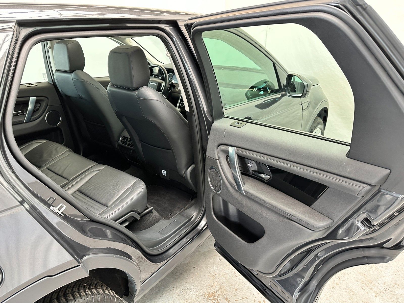 pirkite Lietuvoje Land Rover Discovery Sport R-Dynamic AWD Plug-in Panoram | nuotrauka №24 | Unis.lt