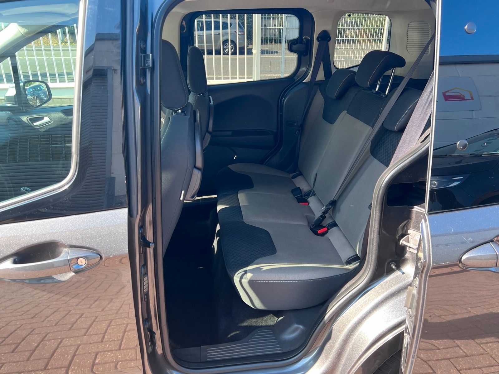 pirkite Lietuvoje Ford Tourneo Courier 1.5 Diesel | Cam Navi | 1.Hand | nuotrauka №13 | Unis.lt