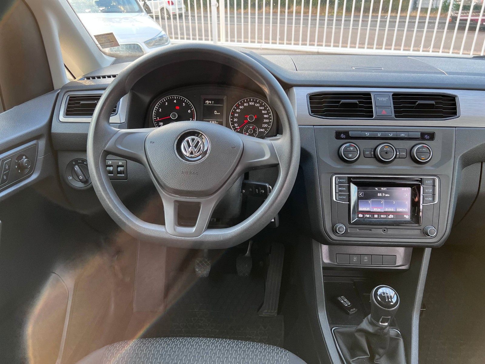 Buy Volkswagen Caddy Maxi Behindertengerecht-Rampe Lithuania | img №11 | Unis.lt