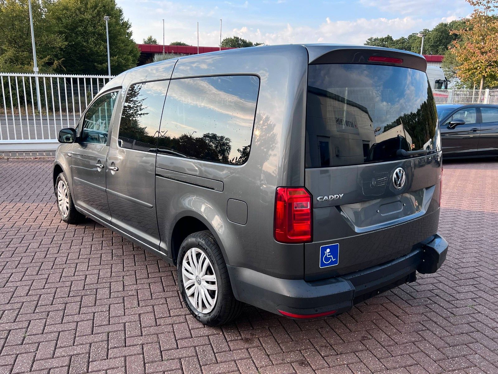Buy Volkswagen Caddy Maxi Behindertengerecht-Rampe Lithuania | img №4 | Unis.lt