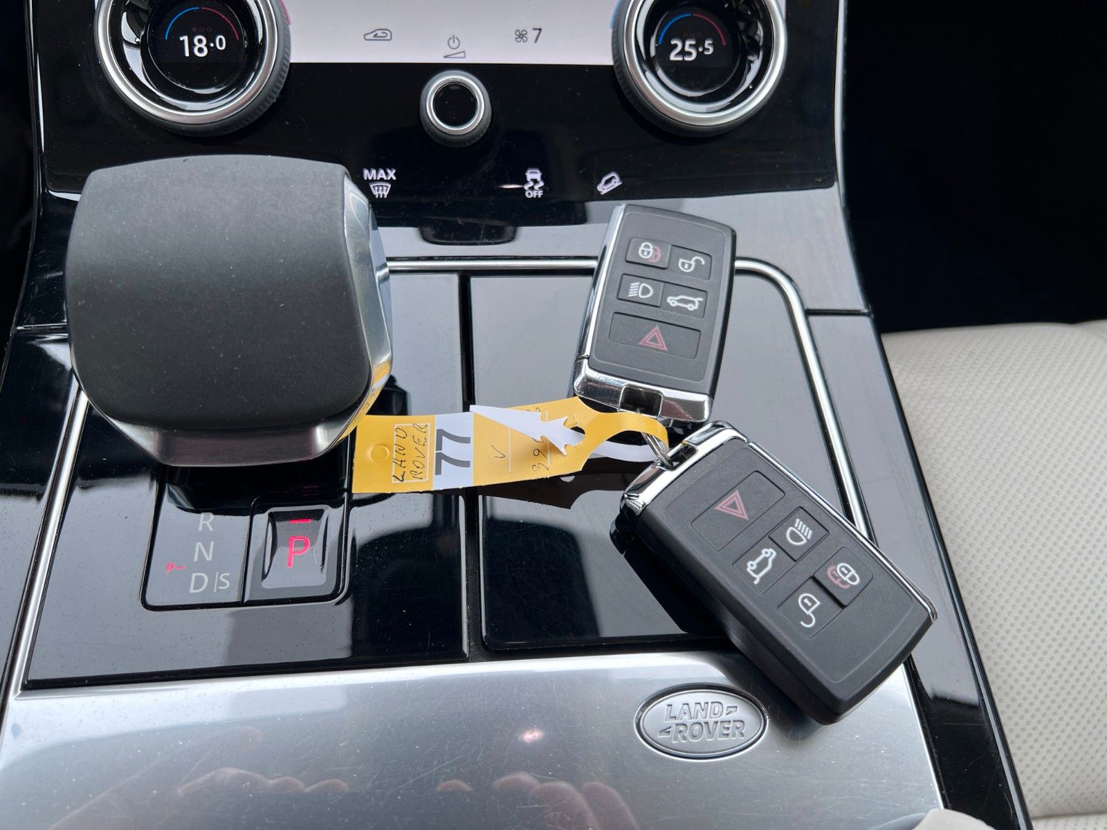 Buy Land Rover Range Rover Velar P400e | Plug-in | ACC | AWD Lithuania | img №21 | Unis.lt