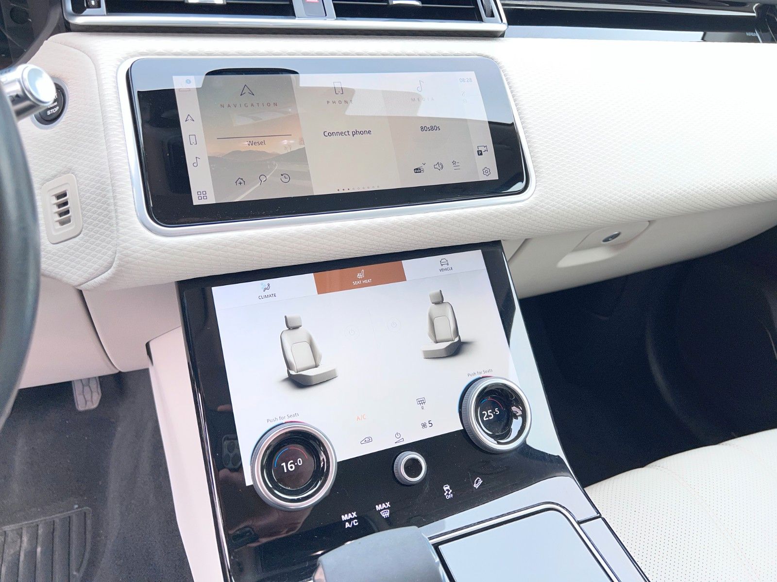 Buy Land Rover Range Rover Velar P400e | Plug-in | ACC | AWD Lithuania | img №22 | Unis.lt
