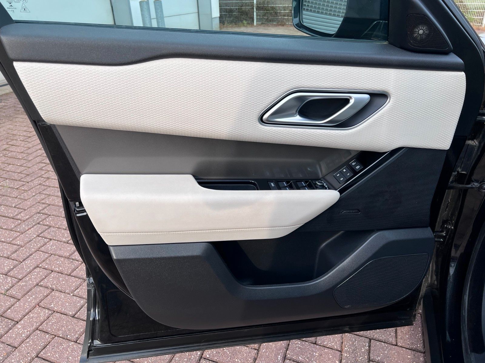 Buy Land Rover Range Rover Velar P400e | Plug-in | ACC | AWD Lithuania | img №30 | Unis.lt