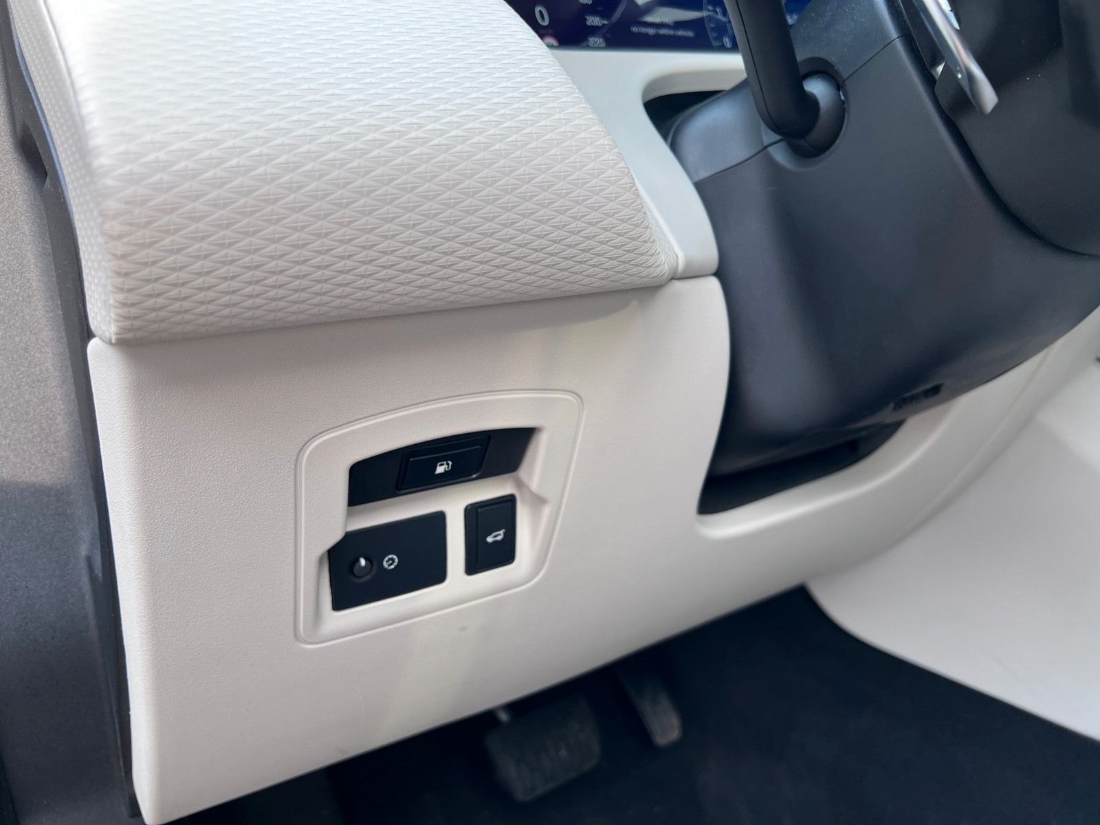 Buy Land Rover Range Rover Velar P400e | Plug-in | ACC | AWD Lithuania | img №32 | Unis.lt