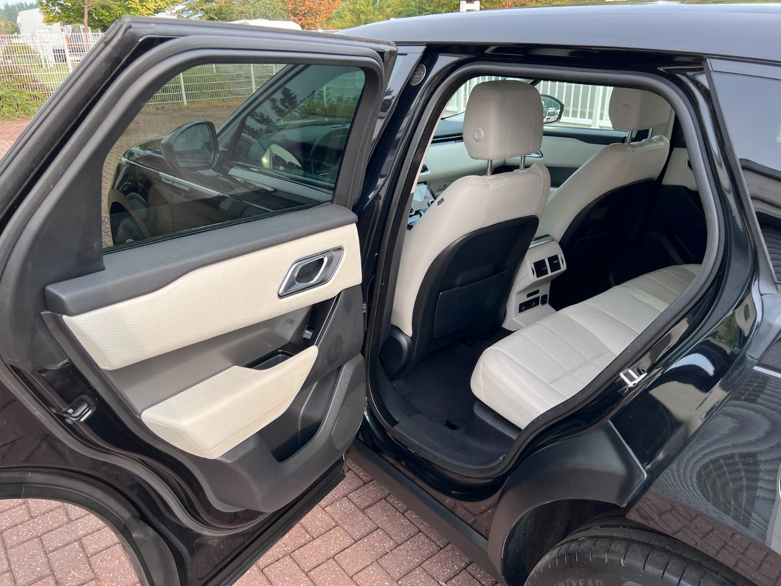 Buy Land Rover Range Rover Velar P400e | Plug-in | ACC | AWD Lithuania | img №33 | Unis.lt
