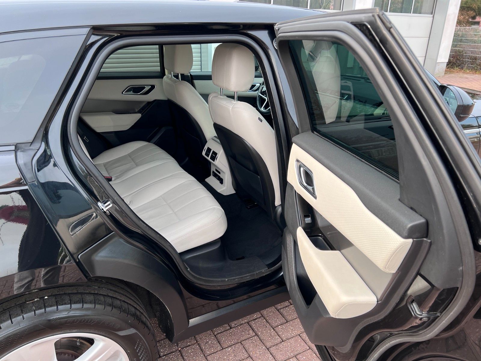 Buy Land Rover Range Rover Velar P400e | Plug-in | ACC | AWD Lithuania | img №37 | Unis.lt