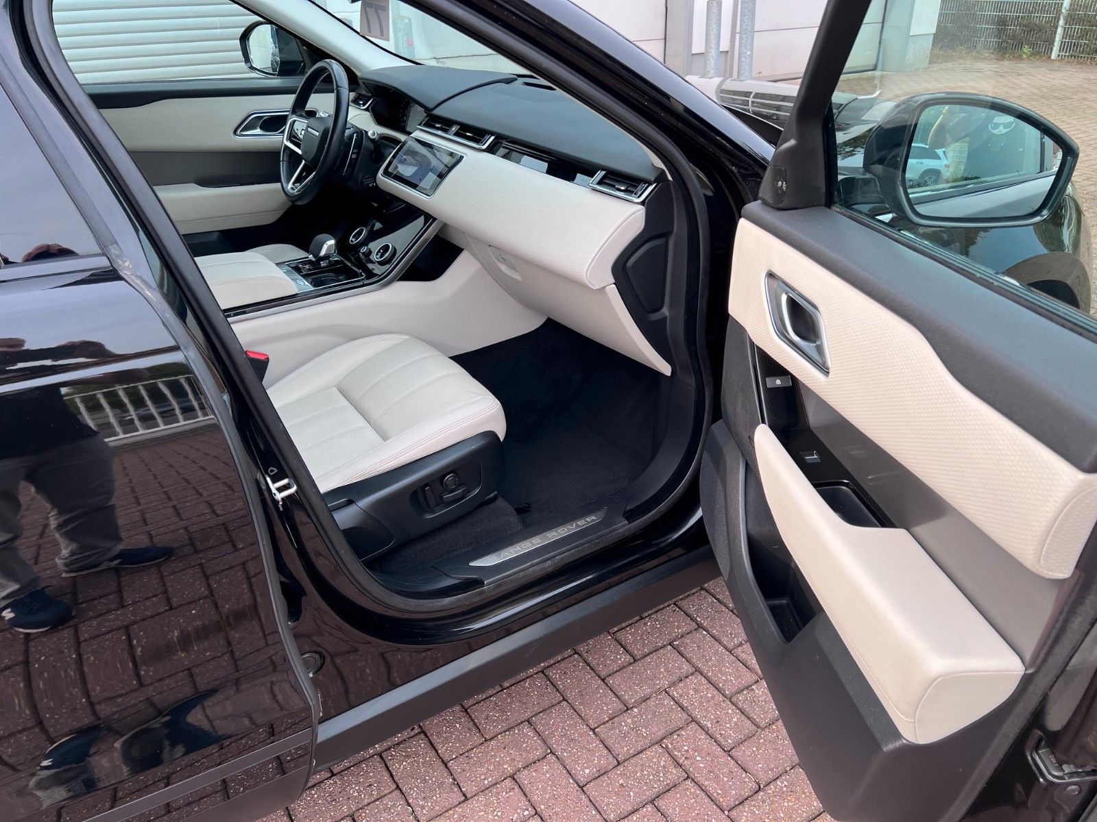 Buy Land Rover Range Rover Velar P400e | Plug-in | ACC | AWD Lithuania | img №39 | Unis.lt