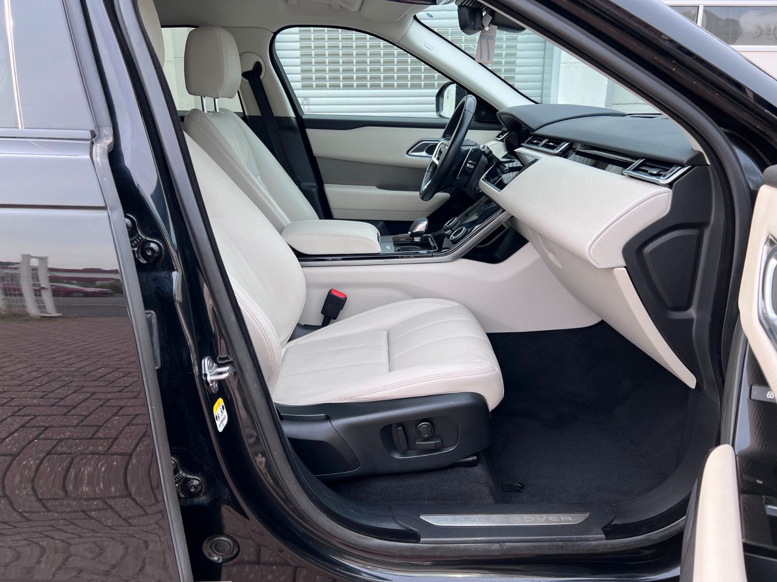 Buy Land Rover Range Rover Velar P400e | Plug-in | ACC | AWD Lithuania | img №40 | Unis.lt