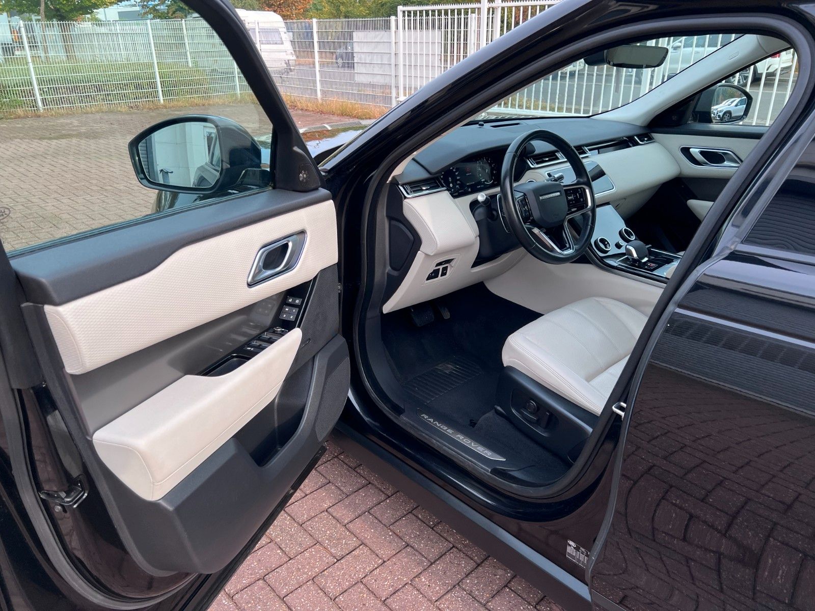 Buy Land Rover Range Rover Velar P400e | Plug-in | ACC | AWD Lithuania | img №8 | Unis.lt