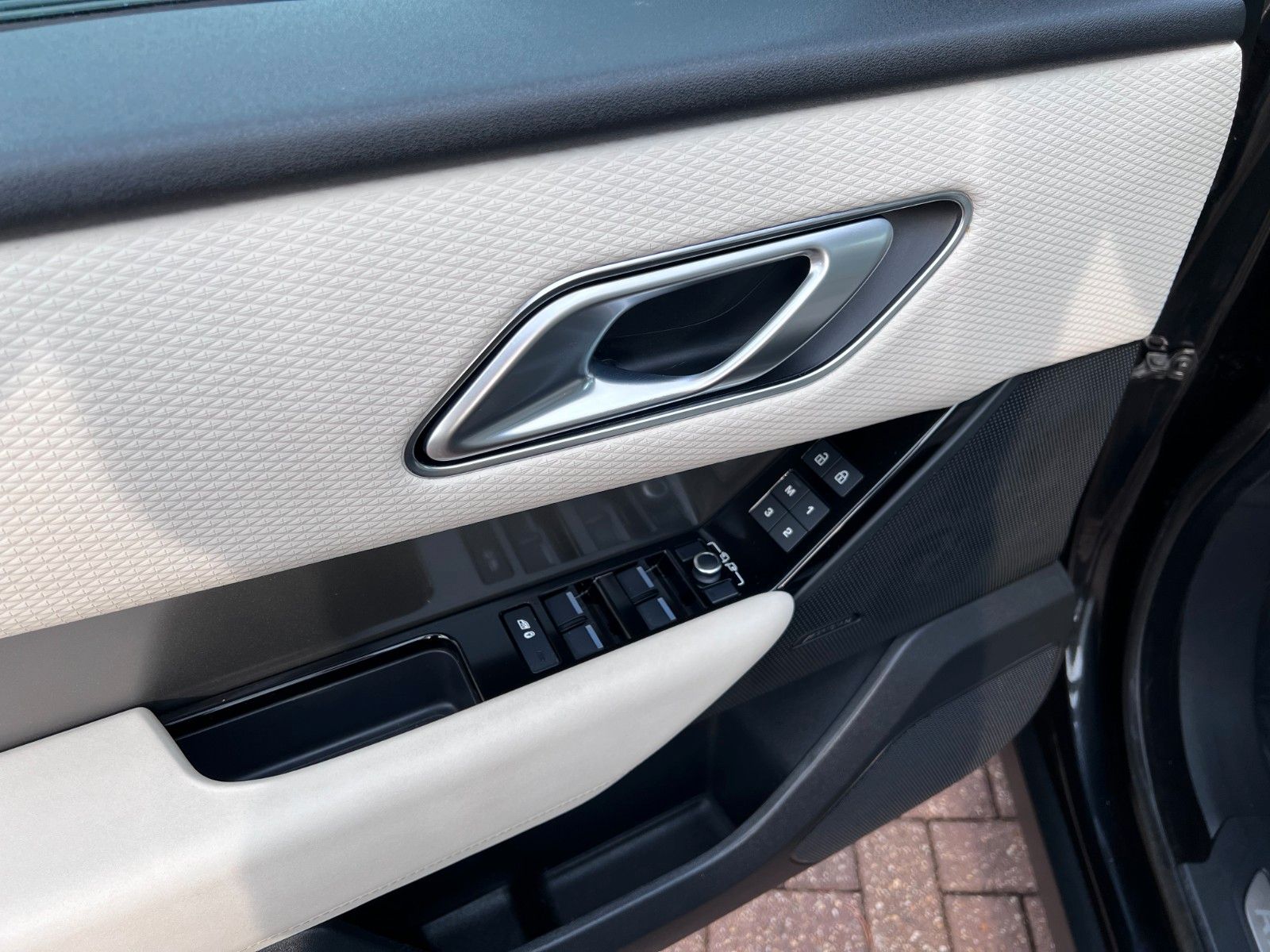 Buy Land Rover Range Rover Velar P400e | Plug-in | ACC | AWD Lithuania | img №9 | Unis.lt