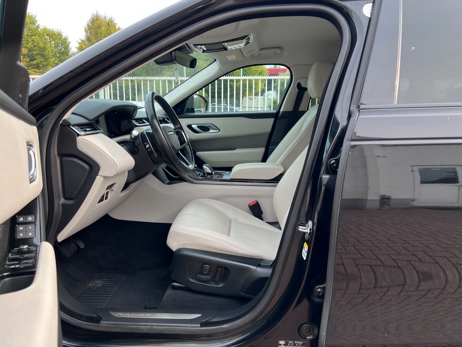 Buy Land Rover Range Rover Velar P400e | Plug-in | ACC | AWD Lithuania | img №10 | Unis.lt