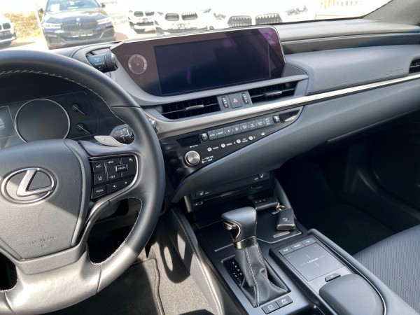 Buy Lexus ES 300h Hybrid Cam Navi Scheckheft 1.Hand Lithuania | img №20 | Unis.lt