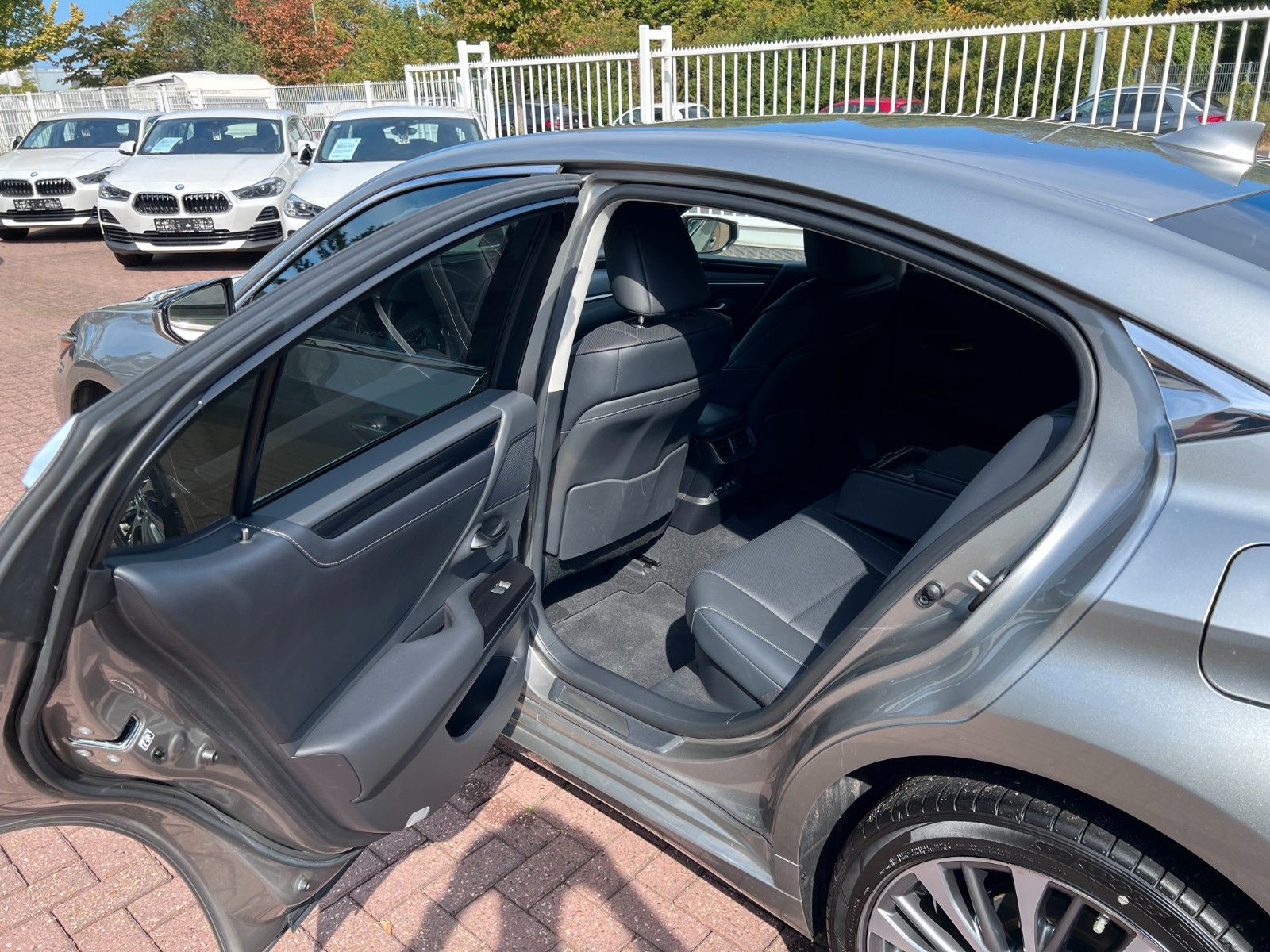 Buy Lexus ES 300h Hybrid Cam Navi Scheckheft 1.Hand Lithuania | img №28 | Unis.lt