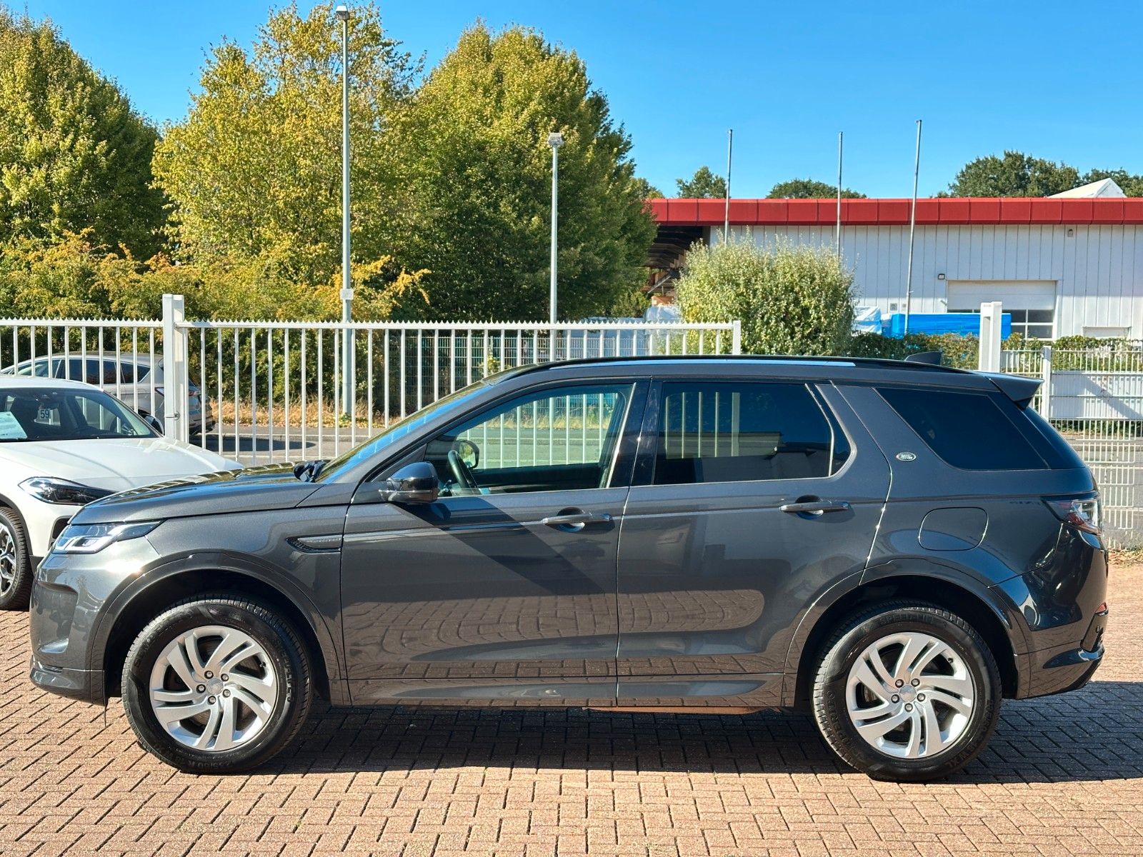 pirkite Lietuvoje Land Rover Discovery Sport R-Dynamic AWD Plug-in Pano | nuotrauka №2 | Unis.lt